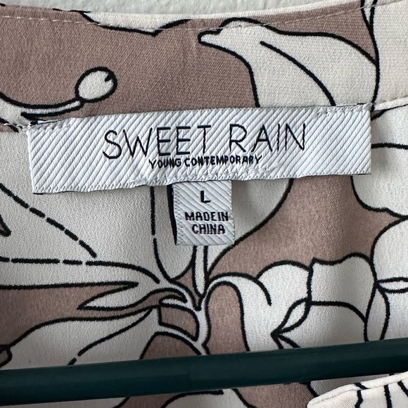 Sweet Rain Floral Button-Up Blouse in Brown and White - Picture 4 of 4